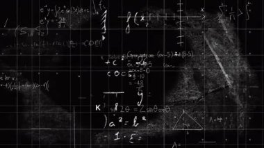 Beyaz tebeşir formüllerini gösteren siyah karatahta animasyon resimlerinde grafikler, kıvrımlar yaratıyor. Burs, eğitim, bilgi, öğrenme, akademik, öğretim, matematik