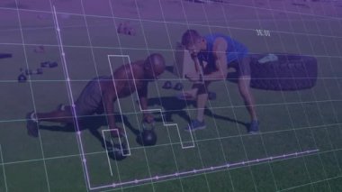 Eğitmen ve stajyer lastik kalas şınav çekerek yüzen fitness verilerini gösteriyor. Güç, zindelik, eğitim, açık hava, atletik, motivasyon, sağlık