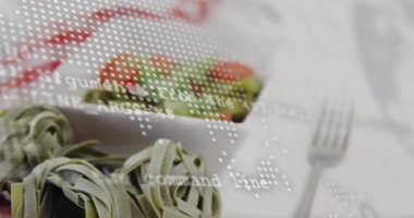 Ispanak tagliatelle yuvaları, kırmızı kareli kumaşın üzerinde, pesto salatası kasesinin yanında. Mutfak, gurme, rustik, canlı, taze, sağlıklı, sunum