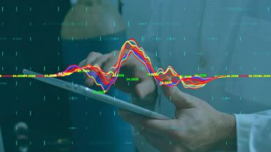 Laboratuvarda tıbbî profesyonel tıkaç tableti, animasyon dalgalı çizgiler, sayısal veriler. Sağlık, teknoloji, yenilik, bilim, dijital, analitik, araştırma