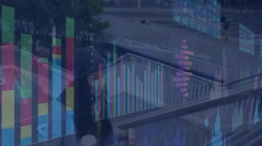 Çatıda elinde kırmızı kahve fincanı tutan bir kadın, üzerinde yüzen finans tablosu var. Şehir manzarası, gelişigüzel, kentsel, modern, canlı, düşünceli, yaşam tarzı