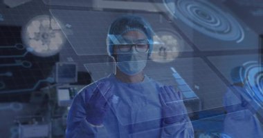 Cerrahlar ameliyat ışıkları altında mavi elbiseler giyerek holografik tıbbi çizelgeleri ve ikonları manipüle ediyorlar. Gelecek, teknoloji, sağlık, yenilik, kesinlik, bilim, klinik