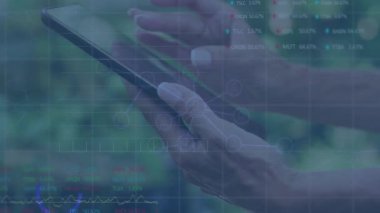 Olgun bir kadın akıllı telefonu açık havada dinleyerek hareketli finans ağları ve ölçümleri gösteriyor. Teknoloji, bağlantı, yenilik, finans, dijital, ağ, açık hava