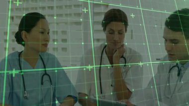 Konferansta işbirliği yapan tıp uzmanları, yeşil şebeke örtülü tablet verilerini izliyorlar. Sağlık, takım çalışması, dijital, analiz, işbirliği, yenilik, modern