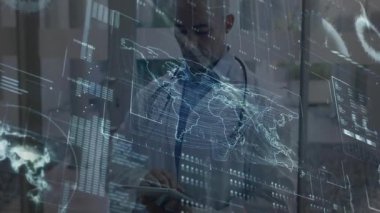 Erkek doktor, klinik teknoloji laboratuvarında holografik dünya haritası ve veri tabloları ile etkileşimde. Gelecekçi, yenilikçi, teknoloji, sağlık, modern, dijital, bilim