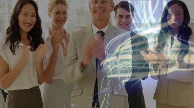 İşletme ekibi ofiste dijital ışık yollarıyla el çırpıyor. Teknolojiyi öneriyorlar. İşbirliği, başarı, yenilik, takım çalışması, dijital, gelecekçi, profesyonel