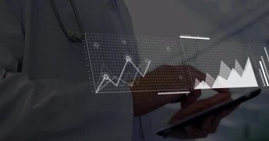 Doktor, klinik koridorundaki sağlık verilerini analiz ediyor. Çizgi grafik çizelgesi dünya haritasını gösteriyor. Tıbbi, teknoloji, sağlık, dijital, analiz, yenilik, veri