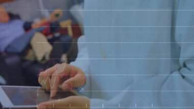 Laboratuvarda kadın laboratuvar teknisyeni test örneği alıyor, animasyon finans çizelgelerini birleştiriyor. Bilim, araştırma, teknoloji, analitik, yenilik, profesyonel, klinik