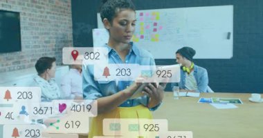 Kadın tableti tıklatıyor pazarlama toplantısını yönetiyor, takım yüzen sosyal medya simgeleriyle tartışıyor. İşbirliği, takım çalışması, yenilik, beyin fırtınası, başlangıç, modern, dijital