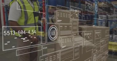 Depo çalışanı, dağıtım merkezindeki kutuları tarıyor, AR panellerini envanter yönetimi için gösteriyor. Sanayi, lojistik, teknoloji, otomasyon, verimlilik, operasyonel, modern