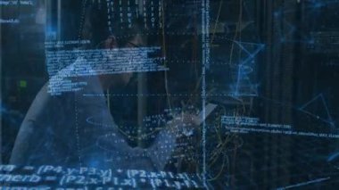 Bilgi işlem teknisyeni veri merkezindeki sunucuları izliyor, yüzen kod diyagramlarını inceliyor. Teknoloji, veri, siber güvenlik, yenilik, bağlantı, dijital, profesyonel