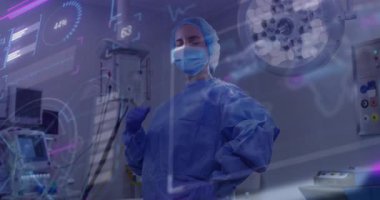 Kadın cerrah ameliyathanede maskesini ayarlıyor, holografik hayati göstergelerle etkileşimde bulunuyor. Tıbbi, sağlık, teknoloji, yenilik, steril, profesyonel, teşhis