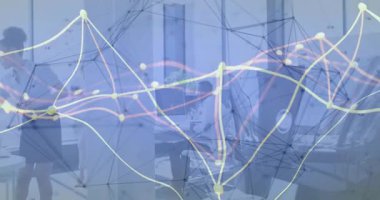 Teknoloji ekibi üyeleri beyaz tahtayla ve parlayan ağ düğümleriyle işbirliği içinde. İşbirliği, takım çalışması, iletişim, yenilik, dijital, modern, başlangıç