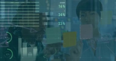 Ofisteki teknik gösterge panellerini inceleyen iki iş arkadaşı dünya haritaları ve turta grafikleri gösteriyor. Teknoloji, analitik, şirket, işbirliği, veri görselleştirme, iş dünyası, dijital