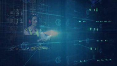 Ethernet kablolarını sunuculara bağlayan kadın bilişim teknisyeni holografik Euro sembolü gösteriyor. Teknoloji, veri merkezi, ağ oluşturma, siber güvenlik, dijital altyapı, sanayi, gelecekçi