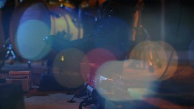 Gitar efektlerini gösteren 3D görüntüleme pedal ve kablolar renkli sahne ışıkları altında parlıyor. Müzisyenler, performans, ekipman, konser, canlı, dinamik, ses