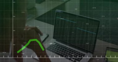 Finans atölyesinde dizüstü bilgisayarda yazan bir kadın, yukarı doğru eğilimli yeşil grafik animasyon veri şebekesiyle. İş, analitik, teknoloji, dijital, finans, ofis, üretkenlik