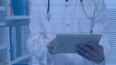 Tıbbi klinikteki tableti inceleyen erkek doktor çizgi grafikleri ve şebeke örtüsü gösteriyor. Sağlık, analitik, profesyonellik, teknoloji, tanı, yenilik, veri