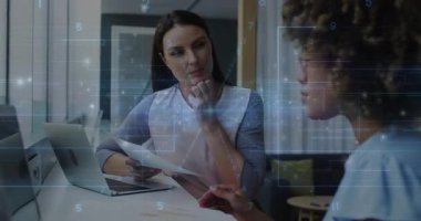 Yetişkin bir kadın iş toplantısındaki meslektaşına animasyon veri şebekesini göstererek rapor veriyor. Şirket, işbirliği, profesyonellik, teknoloji, analitik, bilgi, modern