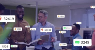 Ekip iş ofisindeki evrakları inceliyor, yüzen sohbet baloncukları ve lokasyon iğneleri gösteriyor. İşbirliği, takım çalışması, üretkenlik, profesyonel, iletişim, modern, kurumsal