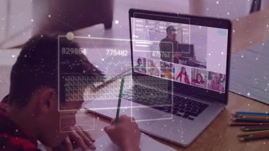 Sanal eğitim sırasında, dizüstü bilgisayarı ve yüzen veri örtüsüyle masa başında yazan bir çocuk. Öğrenim, eğitim, teknoloji, yaratıcılık, konsantrasyon, ev, yenilik