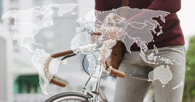 Şehir meydanında bisiklet gidonunda akıllı telefon kullanan bir adam Global Teknoloji Ağı 'nı gösteriyor. Kentsel, teknoloji, ağ oluşturma, modern, bağlantı, yaşam tarzı, profesyonel