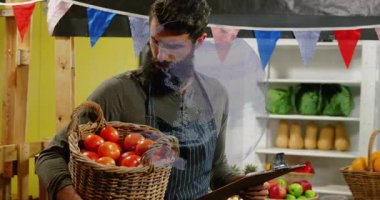 Market perakendecisindeki panoya bakarken elinde sepet olan erkek satıcı animasyon satış grafiği gösteriyor. Pazar, market, üretim, hasat, tarım, tazelik, kırsal