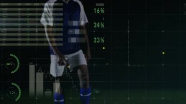 Futbolcu geceleri sahaya ayak basıyor, teknoloji barı grafikleri dünya haritası gösteriyor. Atletik, teknoloji, veri görselleştirme, spor analitiği, dijital arayüz, performans, gelecekçilik