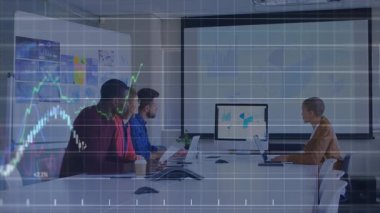 İş toplantılarında yüzen stok grafikleri ve dizüstü bilgisayarlarla finansal verileri sunan iş arkadaşları. Şirket, takım çalışması, modern, analitik, işbirliği, profesyonel, strateji