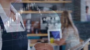 İş kadını ofiste tasmayı ayarlıyor, finansal şamdan çizelgeleri ve dijital küreyi gösteriyor. Profesyonel, finans, teknoloji, modern, kurumsal, analitik, veri