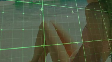 Kumlu sahilde hasır şapka ayarlayan bir kadın, teknoloji şebekesini kalemlerle örtüyor. Yaz, sahil, boş zaman, açık hava, minimalist, sükunet, sükunet