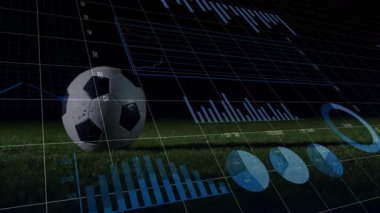 Yeşil çimen sahasında dinlenen siyah-beyaz futbol topu dijital veri örtülerini gösteriyor. Teknoloji, spor, analitik, performans, yenilik, açık hava, modern
