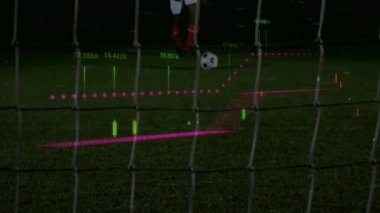 Futbolcu bacakları kalenin arkasında duruyor. Spor analitiği şamdan çizelgesini gösteriyor. Spor, teknoloji, görselleştirme, analiz, stadyum, atletik, veri