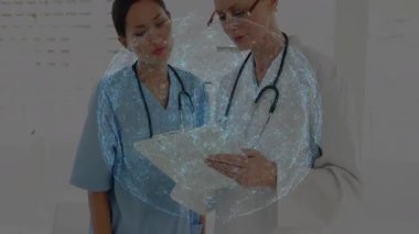 Doktor panoyu incelerken hemşire de kollarını kavuşturup animasyon çizelgesini gösteriyordu. Profesyonel, sağlık, işbirliği, tıbbi, tanı, klinik, takım çalışması