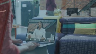 Modern salonda teknoloji brifingi için dizüstü bilgisayar kullanan bir kadın, yüzen kod şifreleme grafikleriyle. Teknoloji, iletişim, modern, kentsel, profesyonel, işbirlikçi, dijital