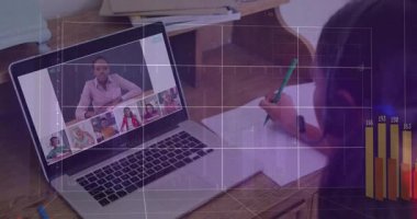 Masada deftere yazı yazan bir kız, ekranda süzülen animasyon çizelgeleriyle online derse katılan bir kız. Eğitim, e-öğrenim, uzaktan kumanda, teknoloji, iletişim, çocukluk, odaklanma