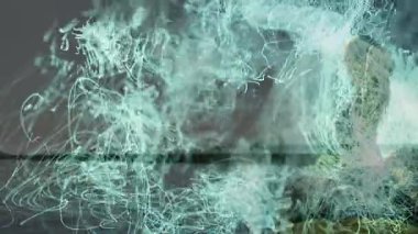 Göle bakan dizüstü bilgisayarla etkileşim halinde olan bir kadın. Nane yeşili ışık yolları olan bir teknoloji sergiliyor. Fütürist, soyut, dinginlik, dijital, yenilik, ufuk, akşam