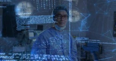 Ameliyat odasında önlük giyen bir cerrah holografik ağ şeması ve kod ile etkileşime giriyor. Tıbbi, yenilik, teknoloji, sağlık, fütüristik, profesyonellik, kesinlik