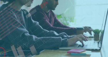 Teknoloji ofisindeki dizüstü bilgisayarlarda yazı yazan iki meslektaş animasyon dünya haritası ve ağ hatları gösteriyor. İşbirliği, teknoloji, iletişim, modern, çalışma alanı, dijital, ağ