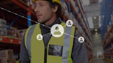 Lojistik depo koridorlarında çalışan işçiler, ekipleri birbirine bağlayan ağ işbirliği simgelerini gösteriyor. Sanayi, takım çalışması, bağlantı, yönetim, otomasyon, altyapı, verimlilik