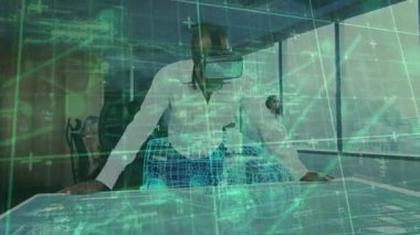 İş toplantısında dijital masaya yaslanan erkek VR kullanıcısı holografik araç planı gösteriyor. Teknoloji, yenilik, işbirliği, fütürizm, kurumsal, dijital, çalışma alanı