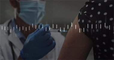 Erkek doktor, hastanın koluna aşı enjekte ediyor. Yüzen kene izleri var. Sağlık, aşı, tıbbi, profesyonellik, klinik, koruma, modern