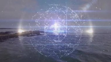 Kayalık günbatımı sahili üzerinde süzülen 3D ağ küresi ışık patlamaları ve nazik dalgaları gösteriyor. Fütürist, soyut, teknoloji, görselleştirme, dijital, yenilik, huzur