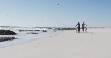 Çiftler kumlu sahil boyunca bisiklet sürüyorlar, seyahat pazarlama için altın yıldızlarla örtüşüyor. Deniz manzarası, macera, boş zaman, açık hava, canlı, romantik, sahil.