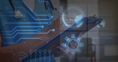 Klinikteki hasta verilerini inceleyen, holografik devre UI ile etkileşime giren bir erkek doktor. Sağlık, teknoloji, yenilik, dijital, profesyonel, modern, tıbbi