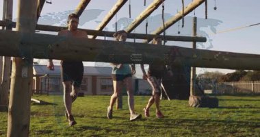 Üç sporcu tırmanma kütükleri ve halatlar engelleme parkurunda, yukarıda hareketli fitness grafikleri yüzüyor. Macera, takım çalışması, dayanıklılık, spor, eğitim, canlılık, motivasyon