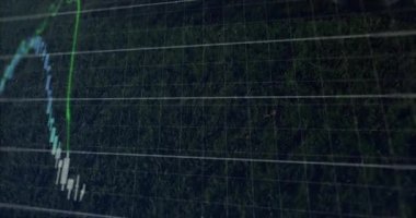 Futbol topu çimen sahasında krampona bakıyor, şamdan çizelgeleri ve çizgi grafikleriyle birleşiyor. Sanayi, spor, teknoloji, finans, veri, analitik, atletik