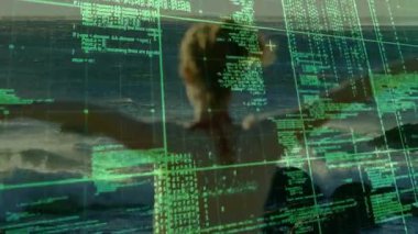 Okyanus kıyısına bakan kollarını kaldıran bir kadın teknoloji için yüzen yeşil kod matrisiyle etkileşime giriyor. Kadın, manzara, dijital, teknoloji, dinginlik, iletişim, yenilik