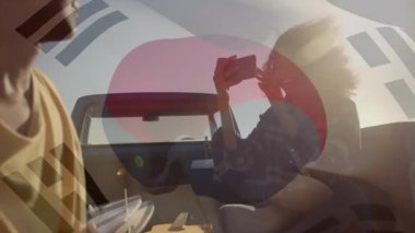 Arkadaşlar üstü açık arabalarla gün batımını yakalıyorlar, animasyon analitik çizelgeleri ile iş kampanyalarını hızlandırıyorlar. Macera, eğlence, seyahat, açık hava, manzara, hayat dolu, gençlik dolu