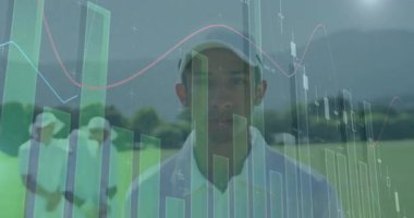 Sahada duran bir grup golfçü, yüzen finans tablolarını ve trend çizgilerini analiz ediyor. İş, finans, açık hava, profesyonel, takım çalışması, görselleştirme, strateji